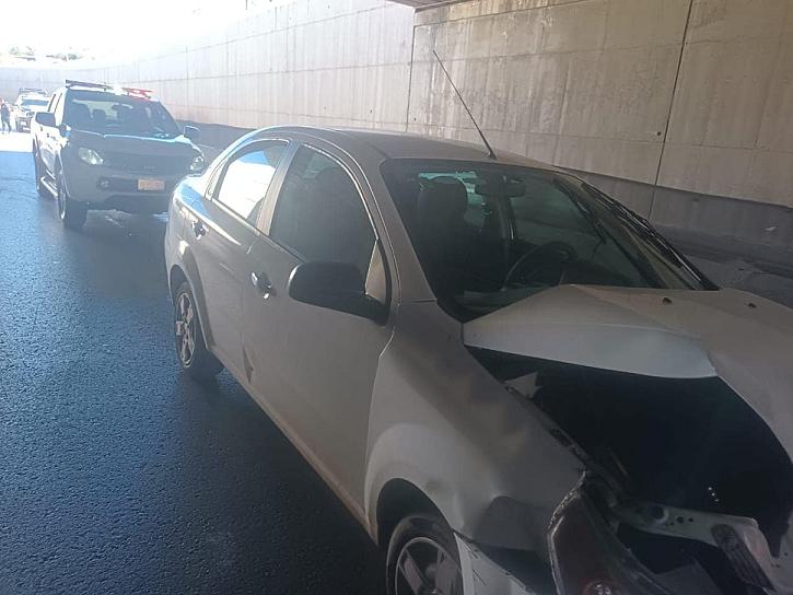 CONDUCTOR SE IMPACTA CON UN OBJETO FIJO BAJO PUENTE VEHICULAR 