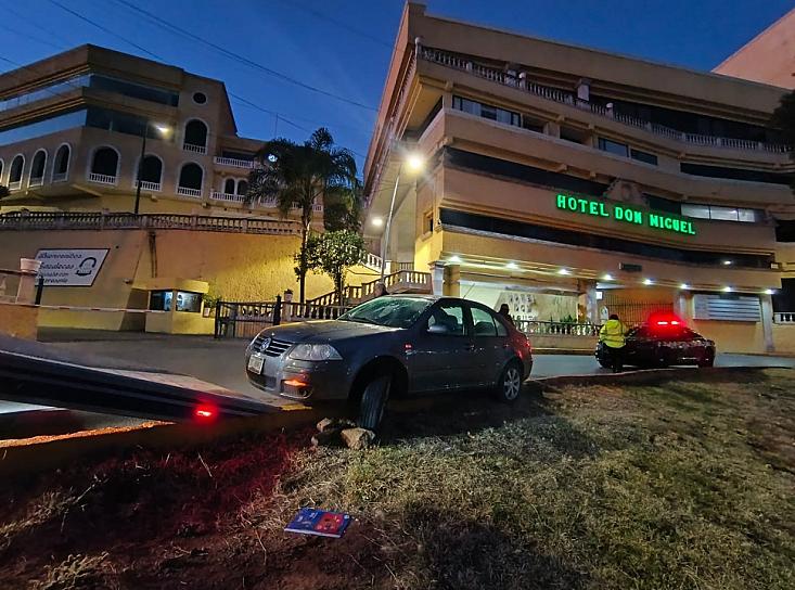 Conductor se sale del camino y termina en el borde de una jardinera 