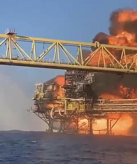 CONFIRMAN 6 HERIDOS POR INCENDIO EN PLATAFORMA DE PEMEX 