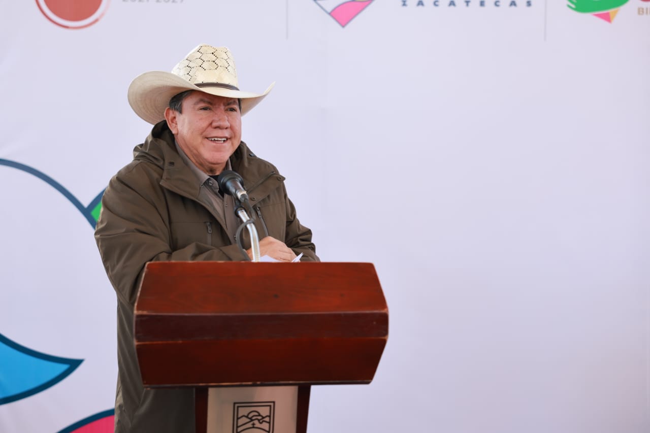 Entrega David Monreal paquetes agropecuarios a pequeñas productoras en Miguel Auza y Juan Aldama