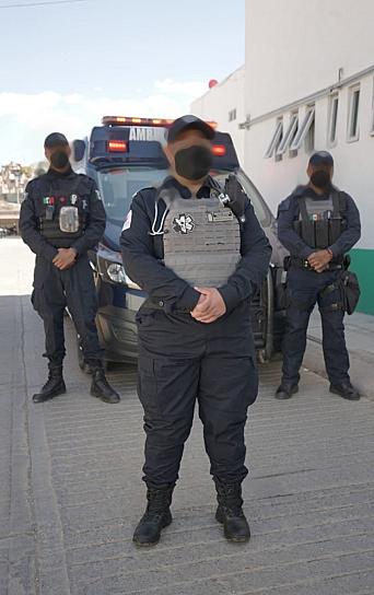 CON ORGULLO, PORTA KAREN UNIFORME DE LA PEP