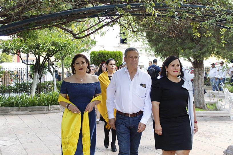 CON ORGULLO PORTAN TRADICIONALES REBOZOS Y ARRACADAS JEREZANAS 