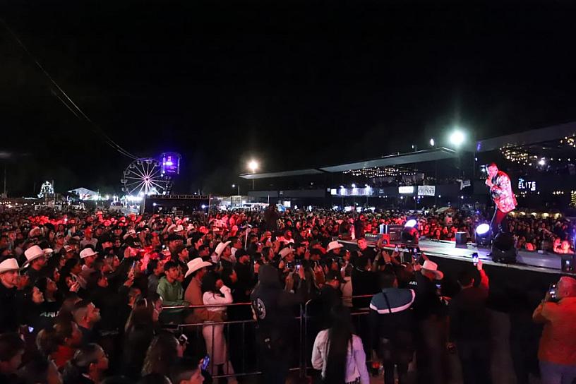 CONQUISTA LUIS ÁNGEL "EL FLACO" CON SUS ÉXITOS EN EL BICENTENARIO DE LA FERIA 