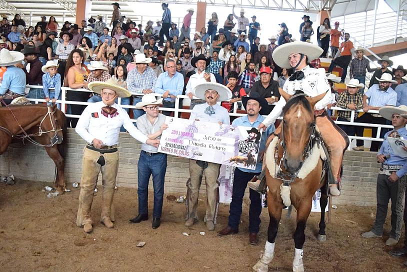 CONQUISTA PANCHO BARRAZA A SUS FANS EN JEREZ 