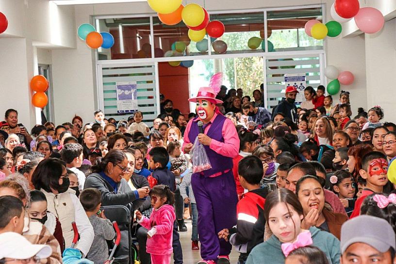 CONSCIENTEN A NIÑOS DEL CREE CON JUGUETES