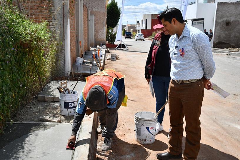 CONSTRUYEN BANQUETAS Y GUARNICIONES EN AMPLIACIÓN BONITO PUEBLO 