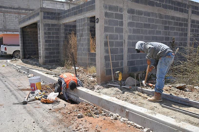 CONSTRUYEN BANQUETAS Y GUARNICIONES EN TACOALECHE
