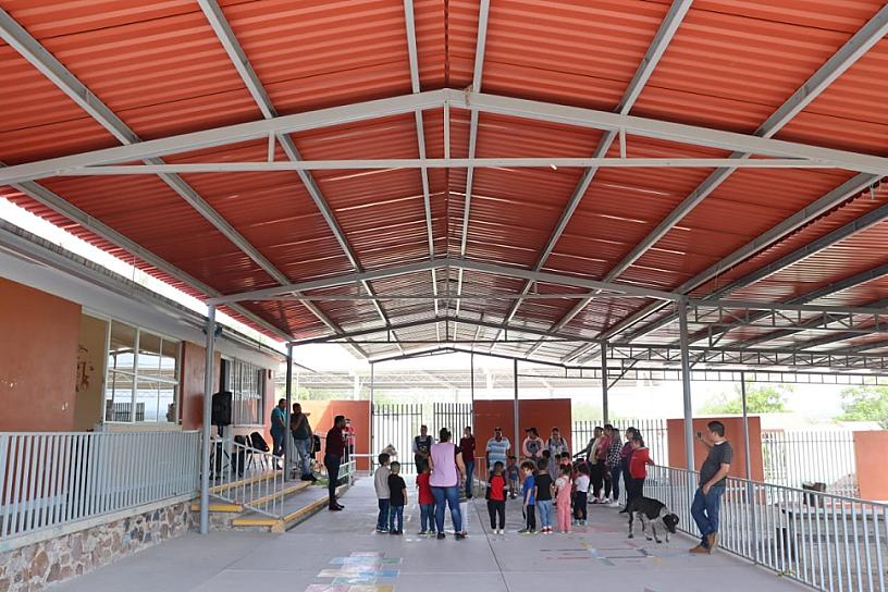 CONSTRUYEN TECHUMBRE EN JARDÍN DE NIÑOS DE HUISCOLCO EN TABASCO