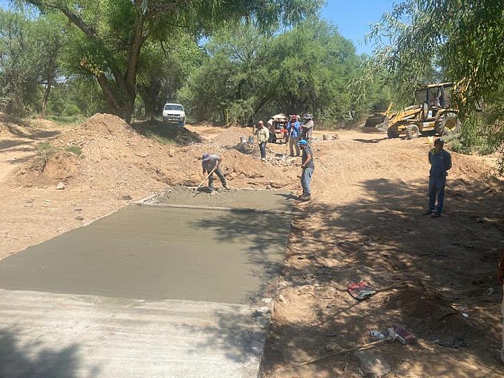 CONSTRUYEN VADO EN EL ARROYO EN COMUNIDAD DE RÍO GRANDE