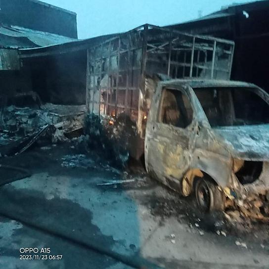 CONSUME INCENDIO 15 VEHÍCULOS REPARTIDORES EN EL MINERAL 