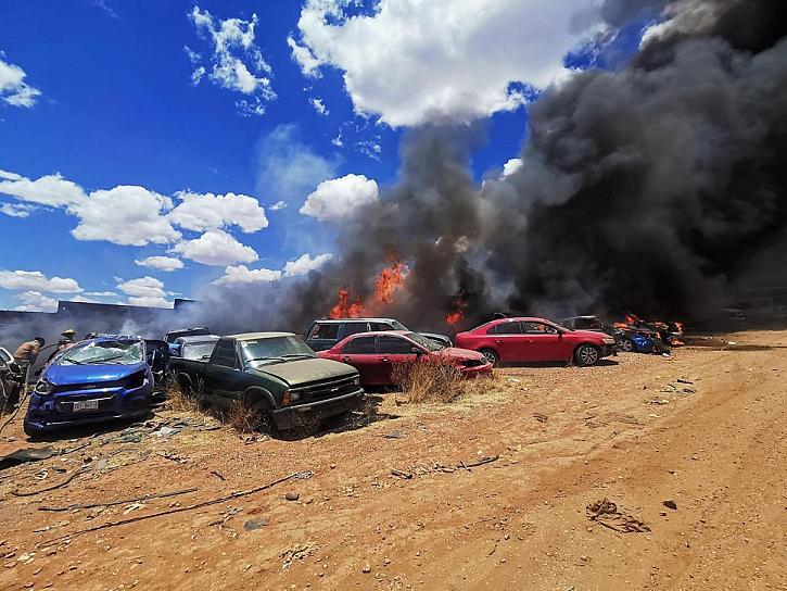 CONSUME INCENDIO EN CORRALÓN MÁS DE 160 VEHÍCULOS