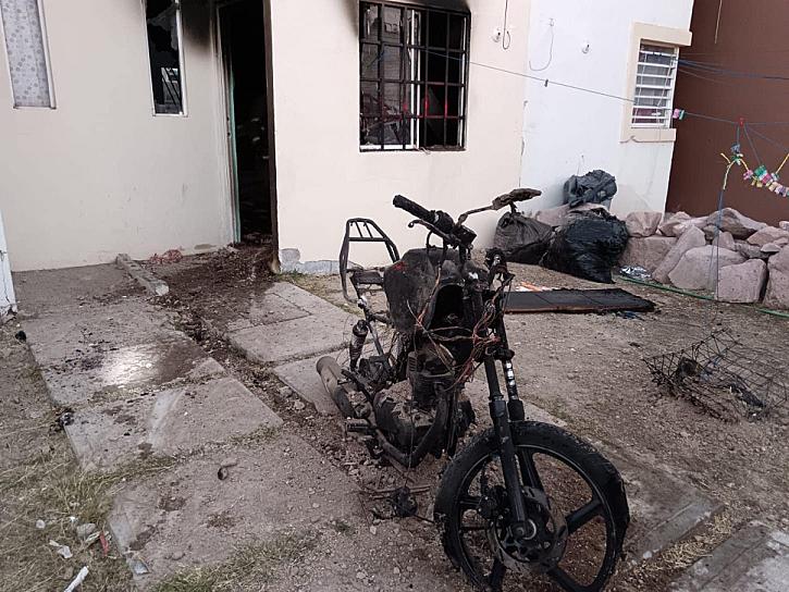 CONSUME INCENDIO UNA MOTOCICLETA Y DAÑA CASA HABITACIÓN