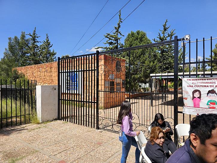 CONTINÚA CONFLICTO EN LA SECUNDARIA BENITO JUÁREZ POR ALUMNO EXPULSADO 