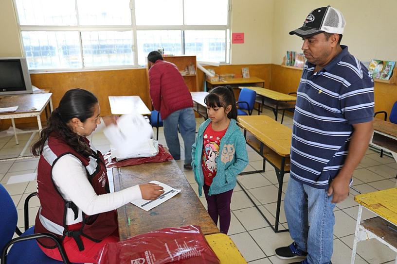 CONTINÚA ENTREGA DE ÚTILES ESCOLARES EN MOMAX 
