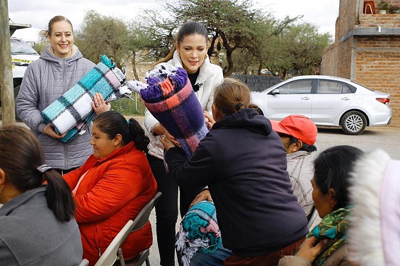 CONTINÚA LA ENTREGA DE APOYOS INVERNALES EN LA COLONIA OSIRIS 