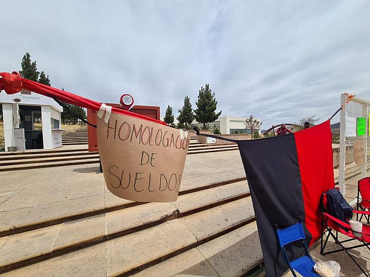 CONTINÚAN PROTESTAS DE MAESTROS DE PREPARATORIAS ESTATALES