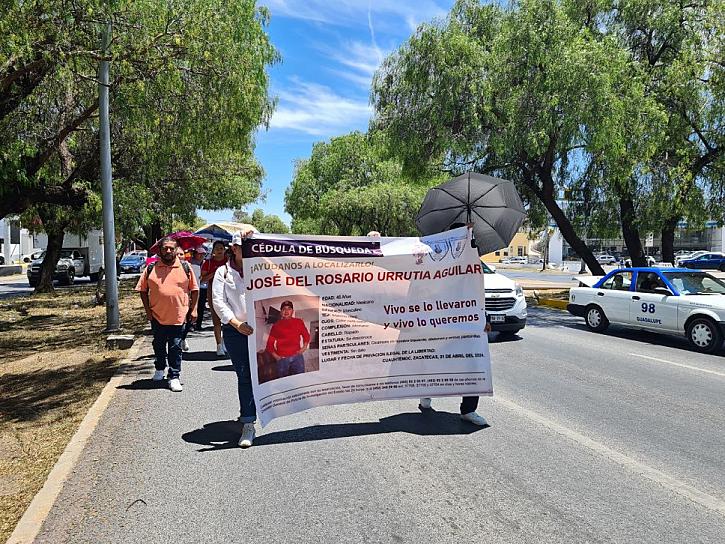 CONTINÚAN PROTESTAS POR LA LOCALIZACIÓN DEL PROFE CHAYO