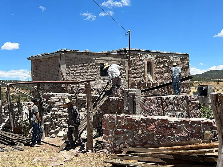 CONTINÚAN TRABAJOS DE REPARACIÓN DE HOGARES DE FAMILIAS DE LA SIERRA 