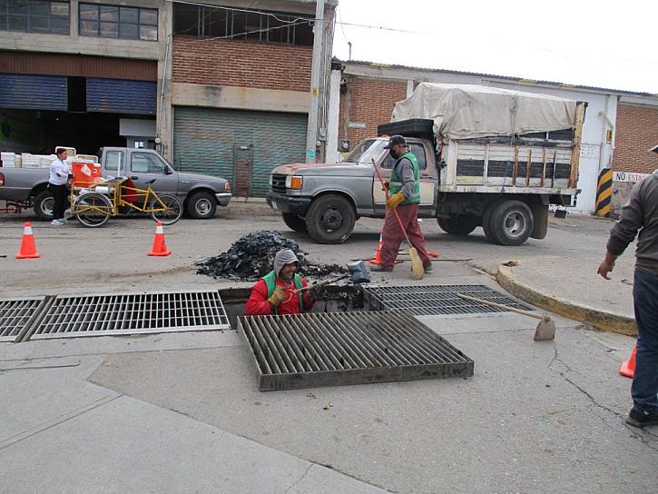CONTINÚAN TRABAJOS DE BACHEO EN LAS CALLES DE LA CAPITAL 