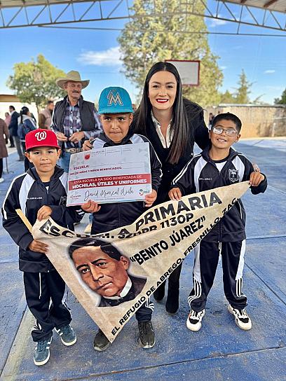 CONTINÚA REPARTO DE TARJETAS PARA LA ADQUISICIÓN DE UNIFORMES GRATUITOS PARA ALUMNOS DE PRIMARIA