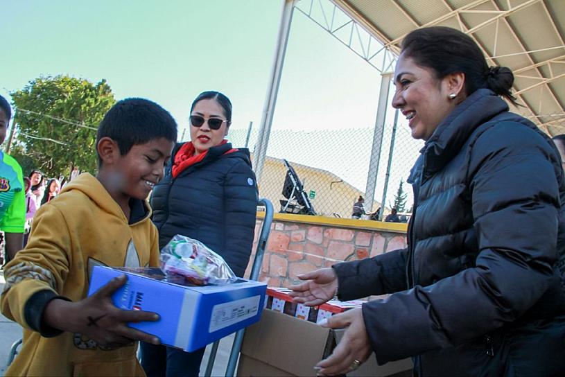 CONTINÚA SEDIF REPARTIENDO APOYOS EN EL MINERAL 