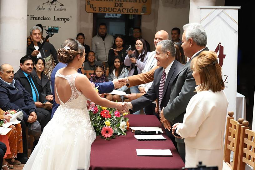 CONTRAEN MATRIMONIO 21 PAREJAS EN JEREZ 