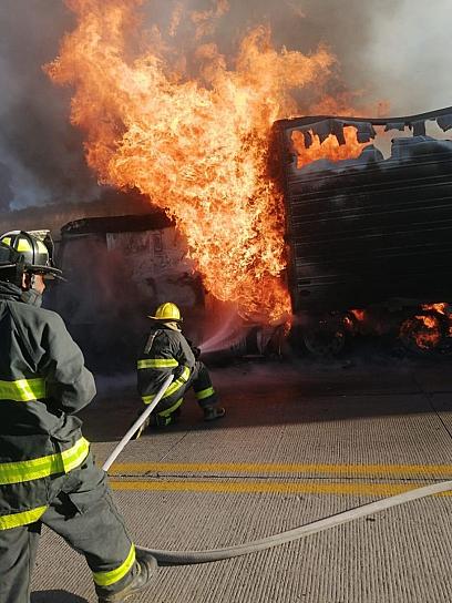 CONTROLAN INCENDIO DE TRÁILER DE LEGUMBRES EN LA CARRETERA FEDERAL 45