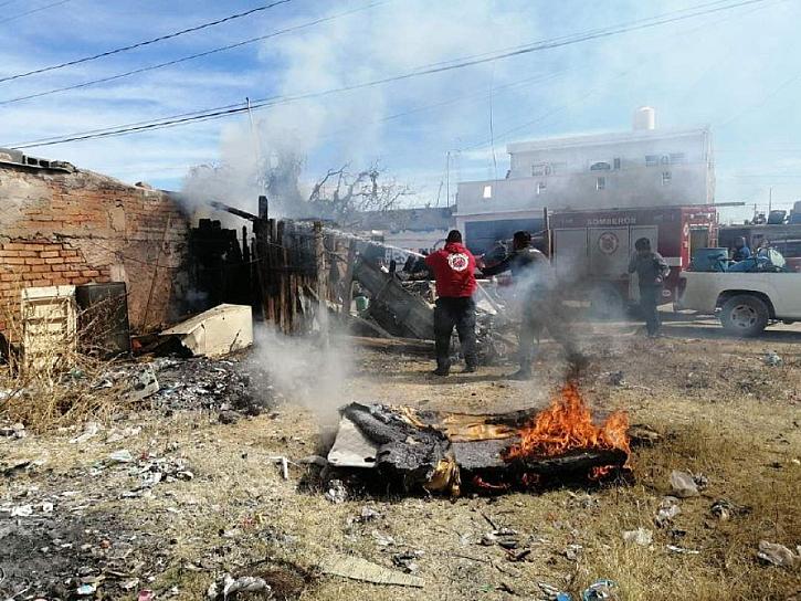 CONTROLAN INCENDIO EN LA COLONIA AMPLIACIÓN AZTECA EN FRESNILLO