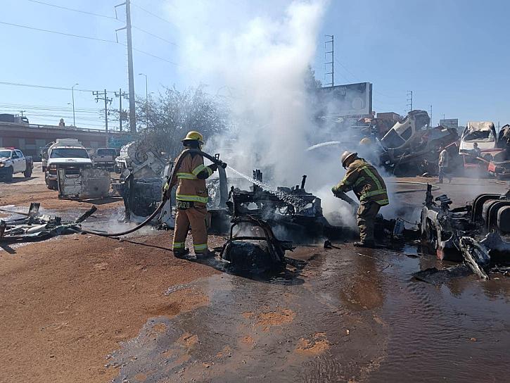Controlan incendio en un yonke cerca de Martínez Domínguez 