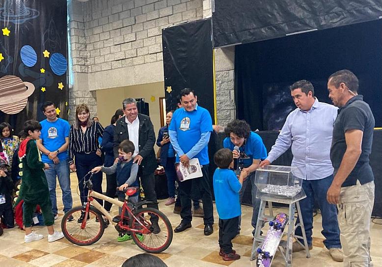 CONVIVE GOBERNADOR CON NIÑOS DEL CAMPAMENTO DE VERANO ZIG ZAG 