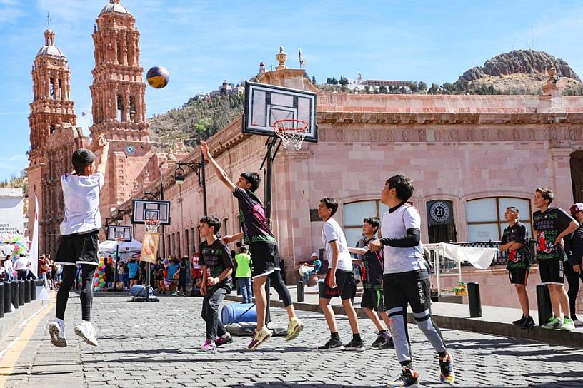 CONVIVEN FAMILIAS EN EL CENTRO HISTÓRICO