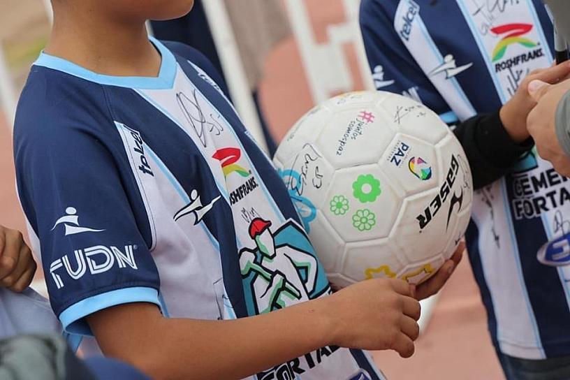 CONVIVEN NIÑOS DE LA CASA CUNA CON JUGADORES DEL PACHUCA
