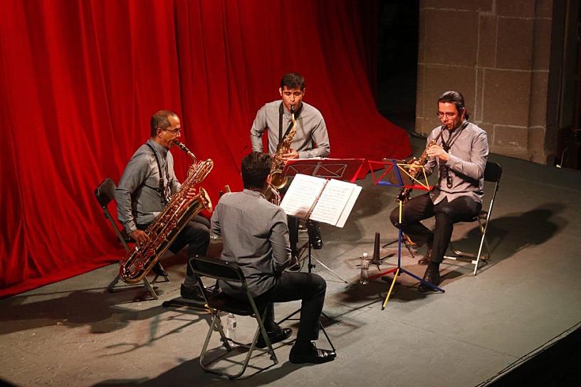 CAUTIVA CORA SAXOFINISTAS A JEREZANOS