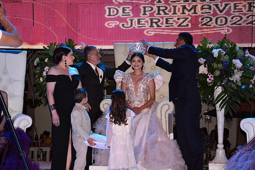 CORONAN A BRENDA COMO REINA DE LA FERIA DE PRIMAVERA