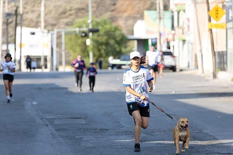 CORREN CON SUS MASCOTAS EN LA CROQUETURRUN 3K 