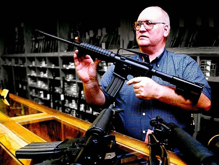 CORTE DE EU AVALA LLEVAR ARMAS EN LA CALLE