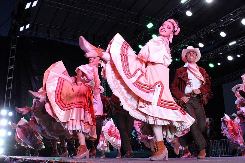 CULMINA CON ESPECTÁCULO MULTICULTURAL EL FESTIVAL DEL FOLCLOR 