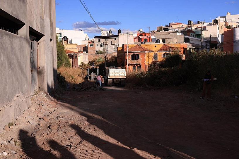 Cumple alcalde compromiso de rehabilitar calle de la Médicos Veterinarios