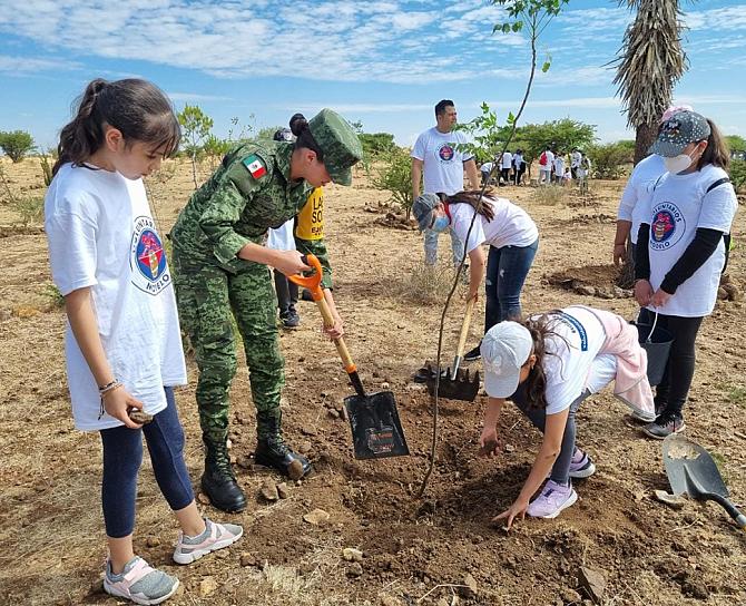 CUMPLE SEDENA CON SERVICIO DE REFORESTACIÓN JUNTO A NIÑOS Y JÓVENES