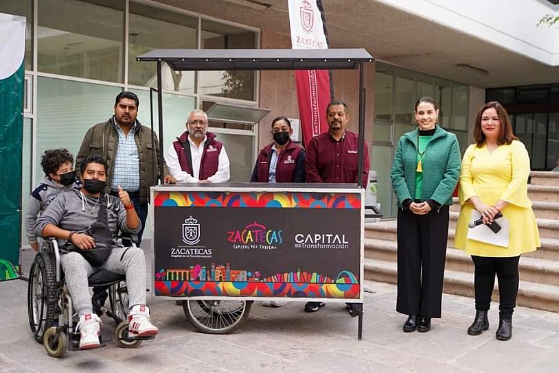 DAN APOYO A UN JOVEN EMPRENDEDOR 