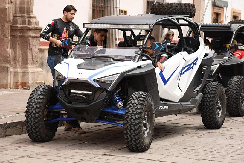 DAN BANDERAZO DE SALIDA A LA RUTA 4X4 GORILAS OFF ROAD 