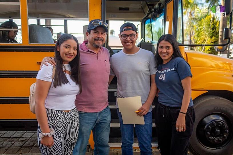 DAN BANDERAZO DE SALIDA AL PROGRAMA DE TRANSPORTE PARA ESTUDIANTES 