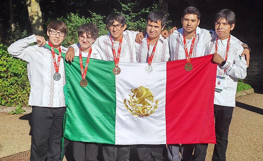 DAN CALUROSA BIENVENIDA A JÓVENES QUE GANARON OLIMPIADA INTERNACIONAL DE MATEMÁTICAS