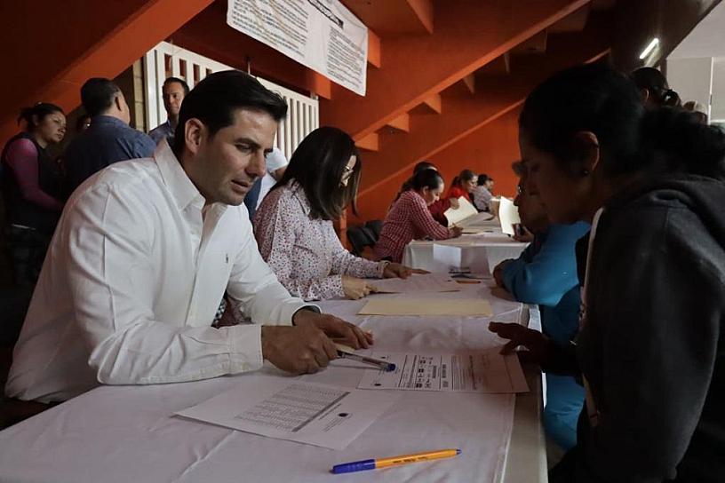 DAN CERTEZA JURÍDICA A FAMILIAS CALERENSES
