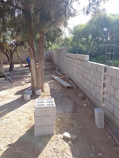 DAN MANTENIMIENTO A CERCO PERIMETRAL DE ESCUELA DE RÍO GRANDE