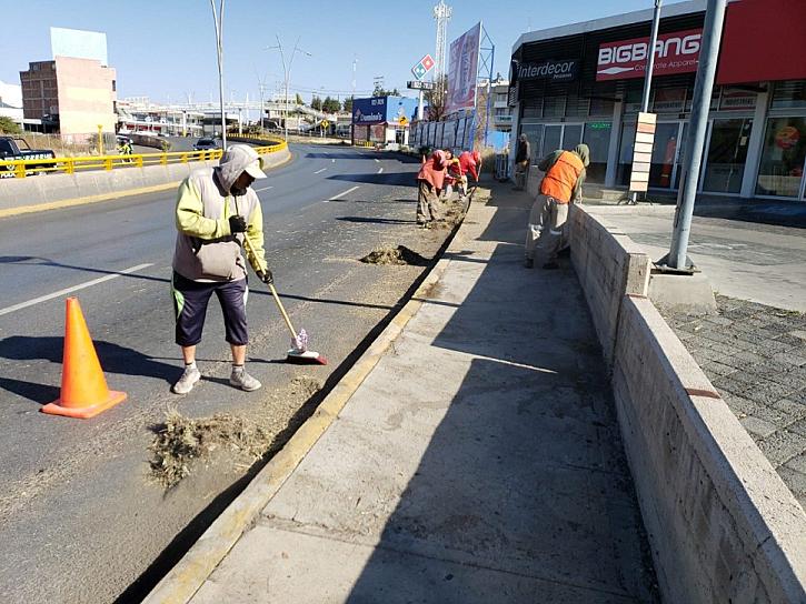 DAN MANTENIMIENTO A ESPACIOS PÚBLICOS Y VIALIDADES