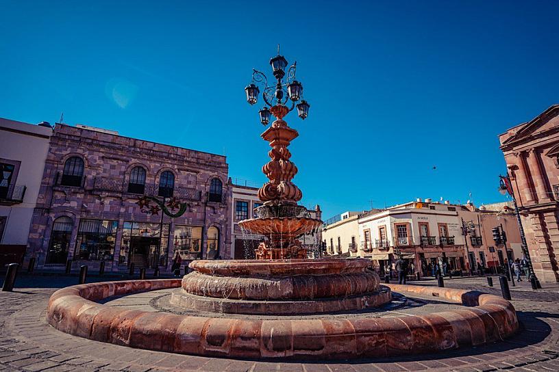 DAN UNA MANITA DE GATO A LA FUENTE DE LOS FAROLES 
