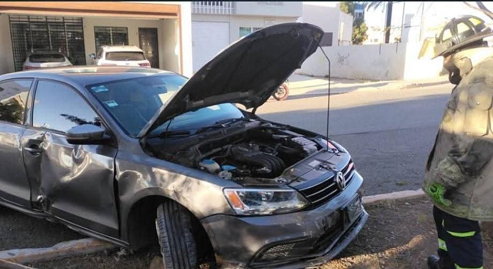 Chocan contra un árbol en Colinas del Padre 