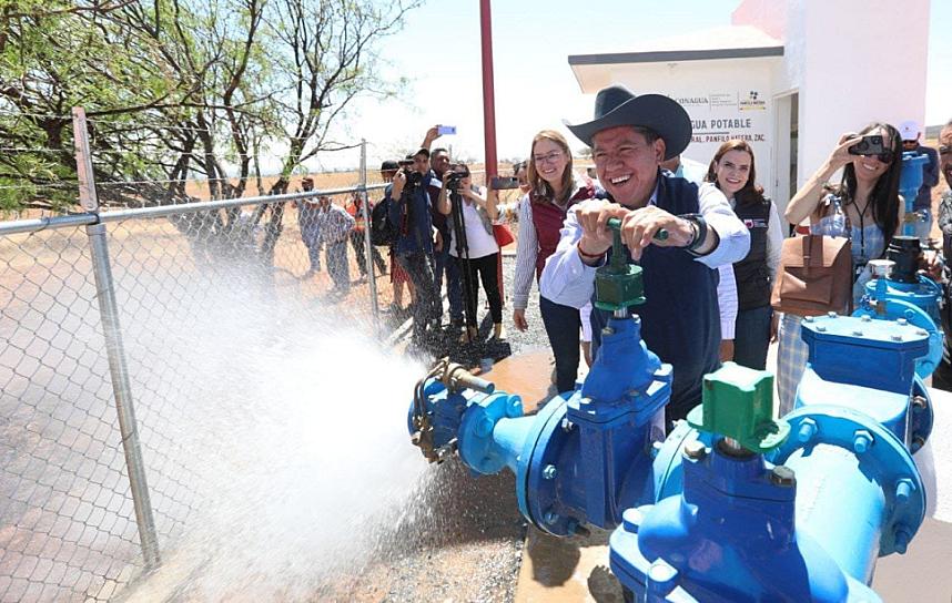 DAVID MONREAL PONE EN MARCHA POZO DE AGUA EN PÁNFILO NATERA