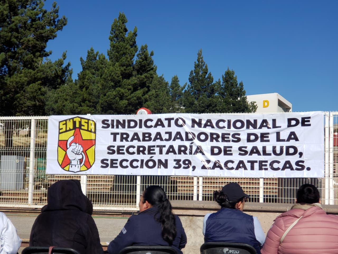 SALUD EN PROTESTA: TRABAJADORES TOMAN CIUDAD ADMINISTRATIVA Y FINANZAS POR REZAGO SALARIAL